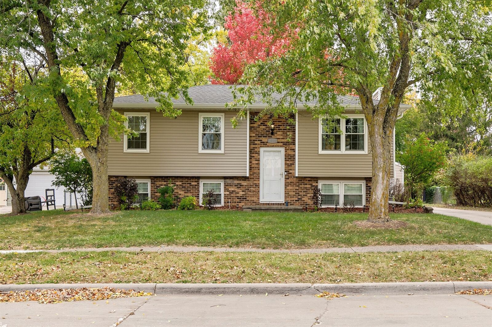 Property Photo:  1014 NW Linden Street  IA 50023