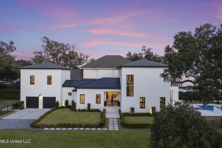 Property Photo:  924 E Beach Boulevard  MS 39501