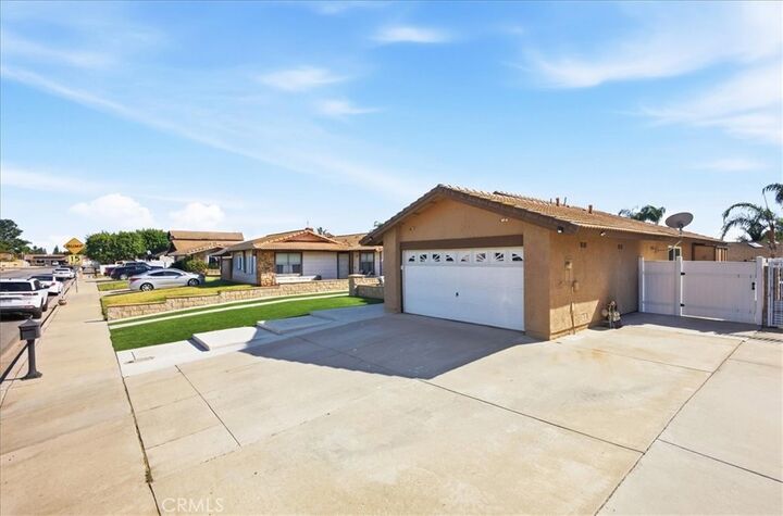 Property Photo:  23395 Old Valley  CA 92553