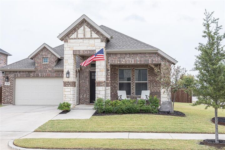 Property Photo:  924 Hawthorn Lane  TX 76063