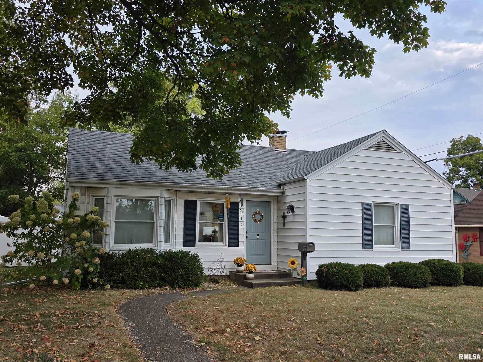 Property Photo: 617 W Beech Street IL 61523