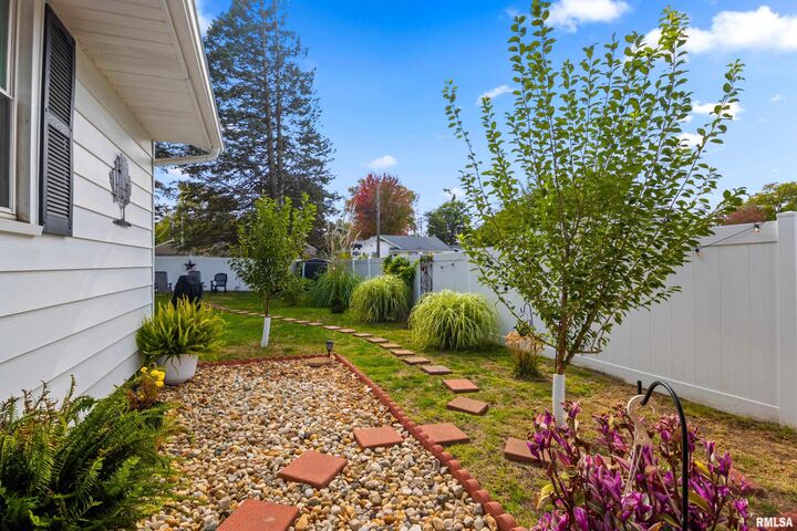 Property Photo:  352 E Birch Street  IL 61520 