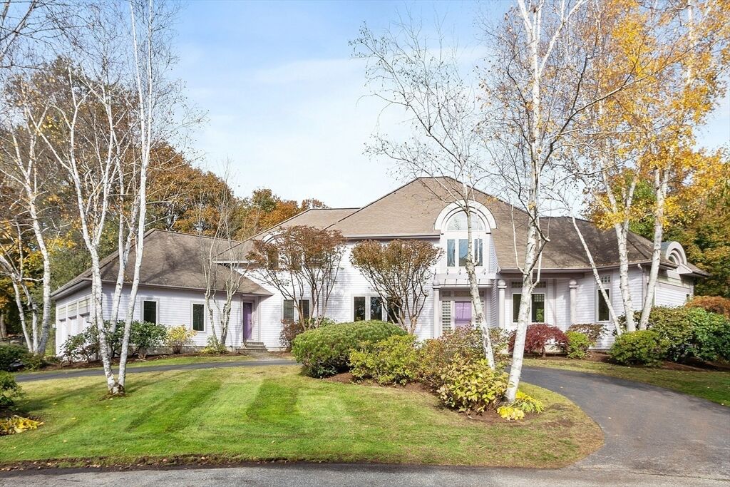 Property Photo:  4 Hazelwood Circle  MA 01810 