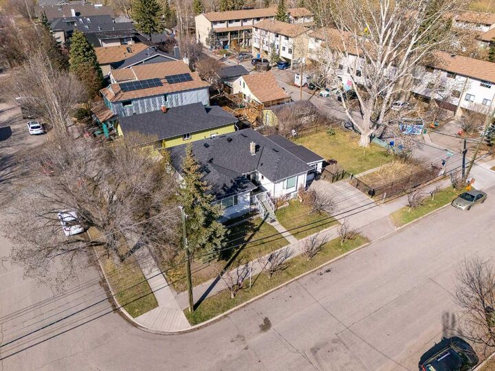 Property Photo:  414 7 Avenue NW  AB T2N 0Y7