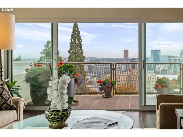 Property Photo:  2323 SW Park Pl 1006  OR 97205 