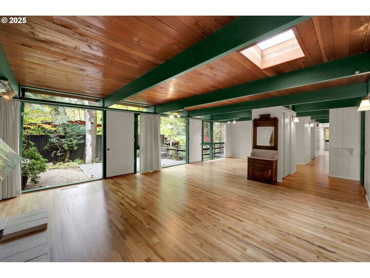 Property Photo:  195 W 35th Pl  OR 97405