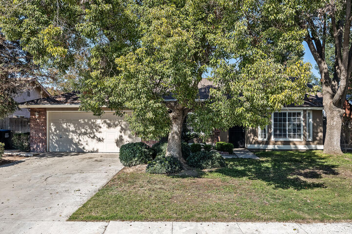 Property Photo: 5946 W Howard Court CA 93277