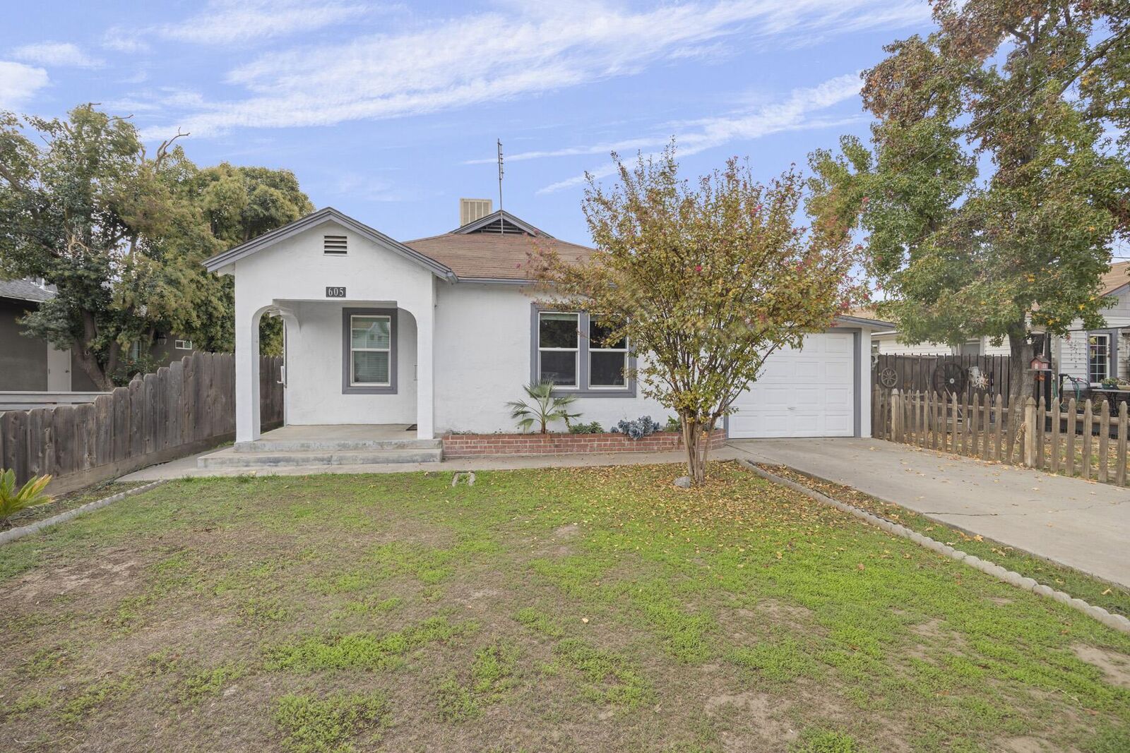 Property Photo:  605 E Tulare Avenue  CA 93292