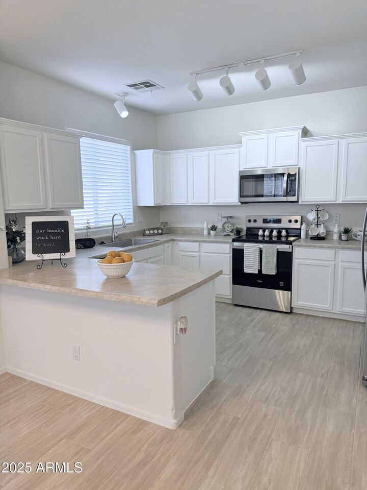 Property Photo:  1840 S Falcon Drive  AZ 85295 