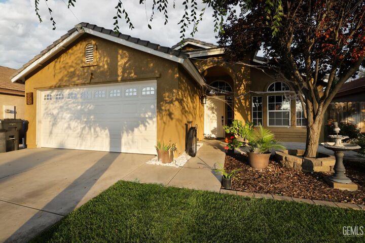 Property Photo: 5906 Autumn Crest Drive CA 93313