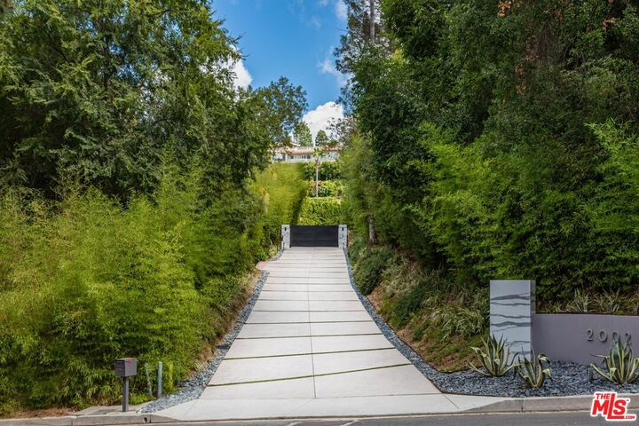 Property Photo:  2002 Loma Vista Dr  CA 90210