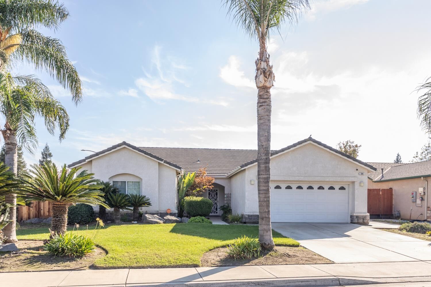 Property Photo:  586 W Lindquist Street  CA 93631 