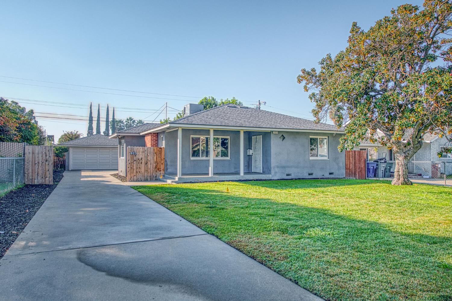 Property Photo:  923 W Clinton Avenue  CA 93705 