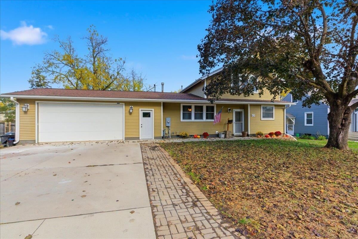 Property Photo: 927 W 14th Street IA 50613