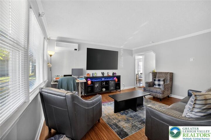 Property Photo:  4 Middle Court  PA 18045