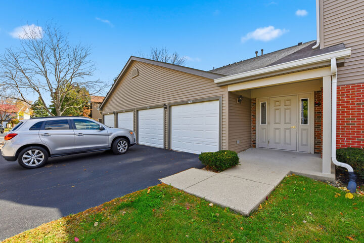 Property Photo:  767 E Whispering Oaks Drive 767  IL 60074 