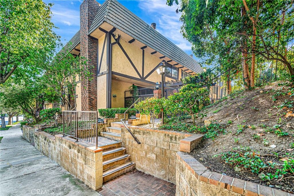 Property Photo:  24420 Victory 5  CA 91367 