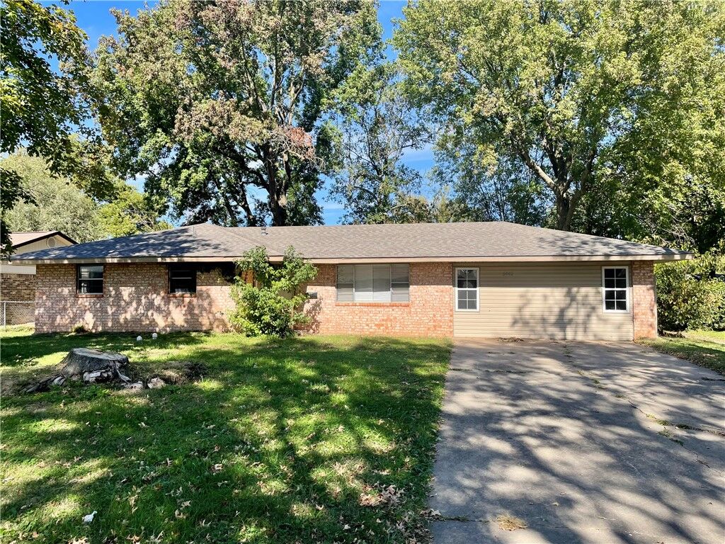 Property Photo:  2002 Melissa Lane  AR 72762 