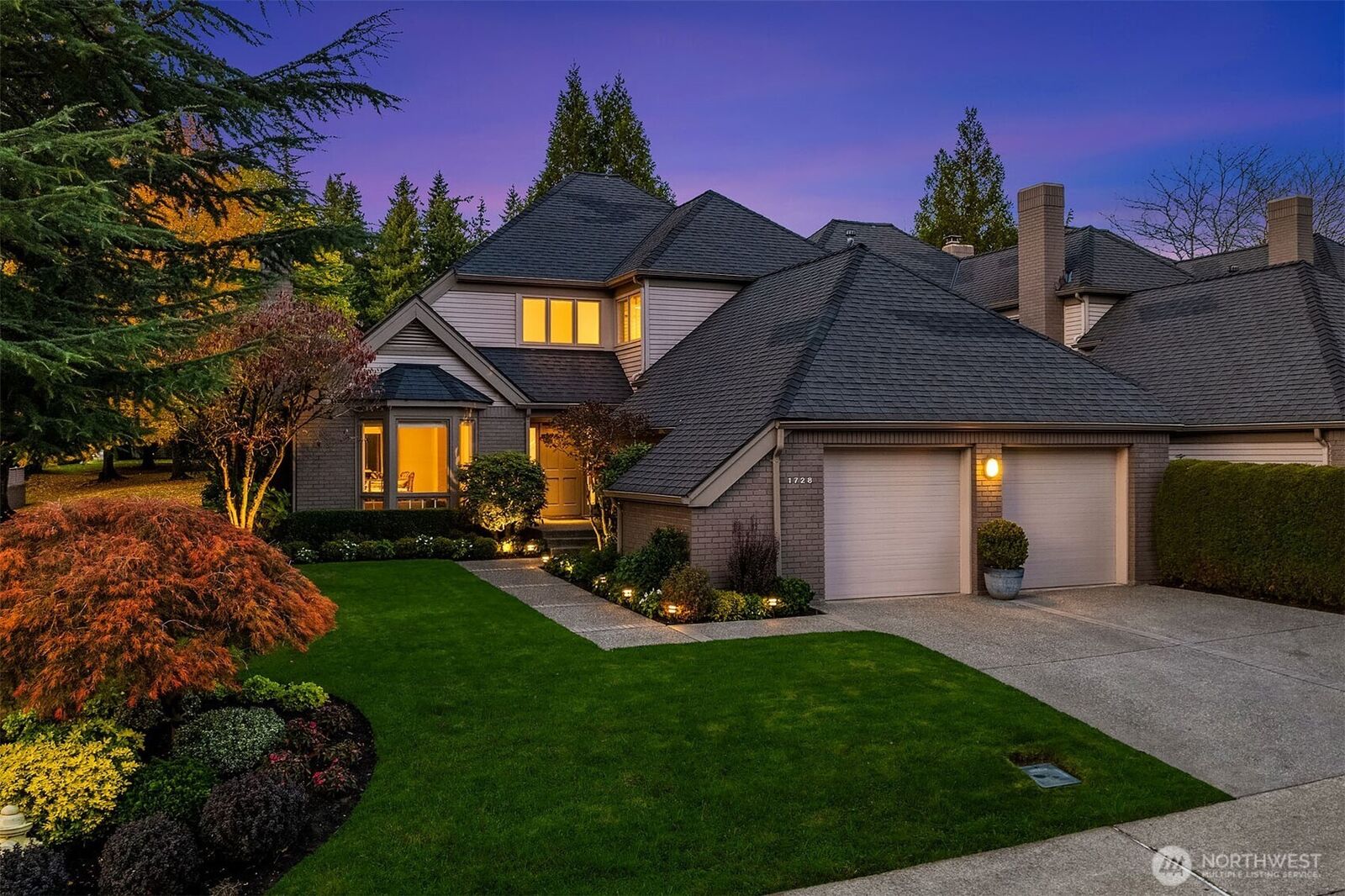 Property Photo:  1728  Bellevue Way NE  WA 98004