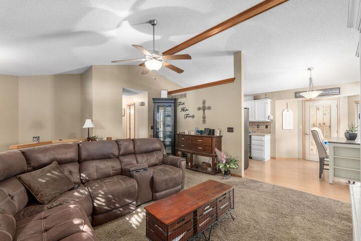 Photo de la propriété:  1316 E Spring Cir  KS 67050