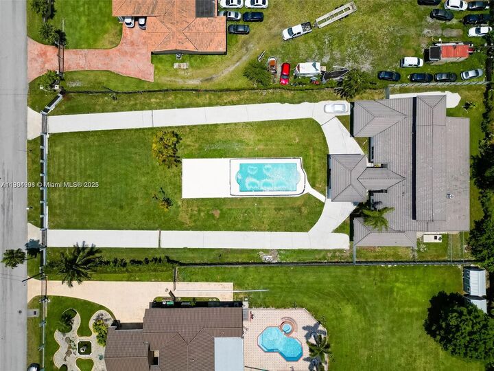 Property Photo:  425 SW 129th Ave  FL 33184