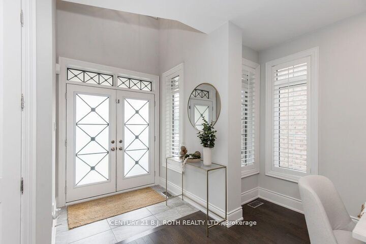 Property Photo:  20 Westminster Circle  ON L4M 0A3