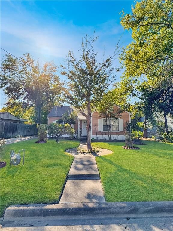 Property Photo: 203 Dellwood Street TX 77801