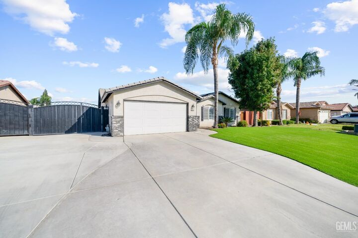 Property Photo: 5312 Benevento Court CA 93308