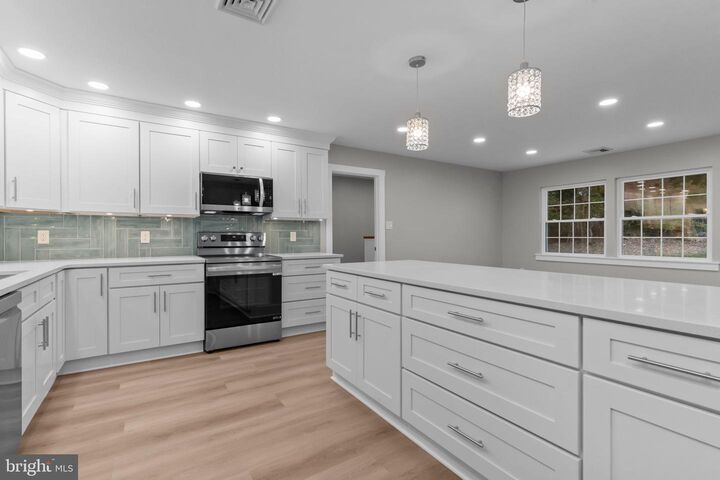 Property Photo:  33 Red Rose Way  PA 19056 