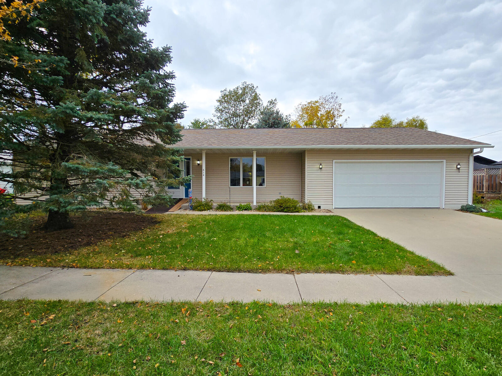 Property Photo:  614 5th Street Street  IA 50056 