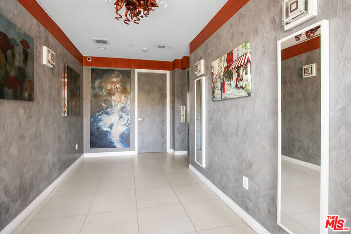 Property Photo:  819 S Holt Ave  CA 90035 