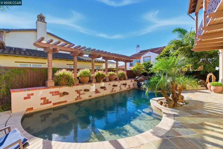 Property Photo:  1041 S Wedgewood Rd  CA 94582 