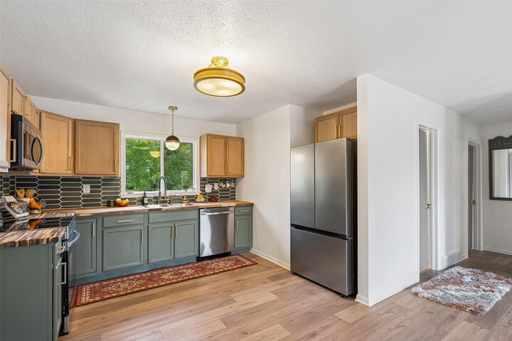 Property Photo: 917 S Roche Street IA 50138