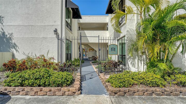 Property Photo:  1542 Oak Street 102  FL 34236
