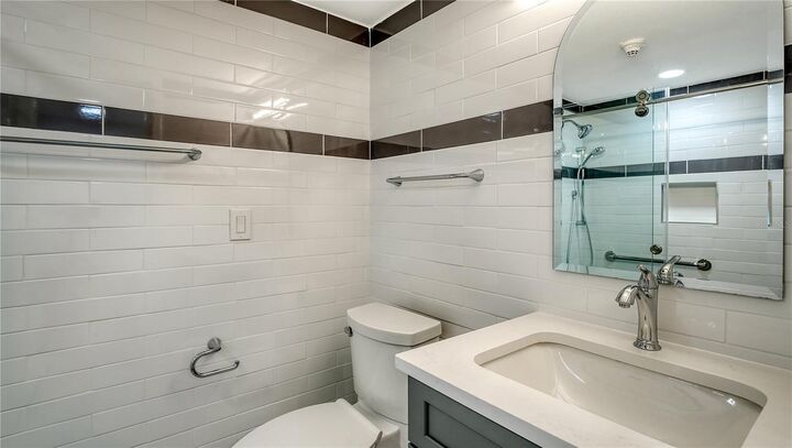 Property Photo:  1542 Oak Street 102  FL 34236 