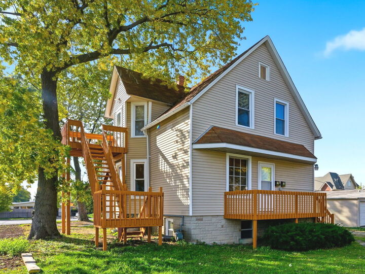 Property Photo: 7635 W Foster Avenue IL 60656