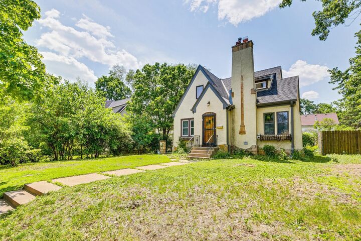 Property Photo:  3807 Hubbard Avenue N  MN 55422