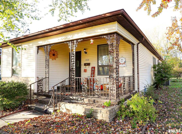 Property Photo: 806 E Boulevard Street IL 62959