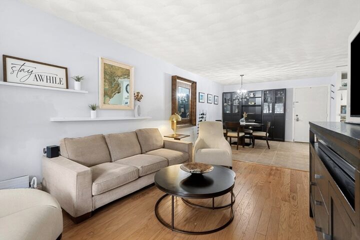 Property Photo:  7 Greenbriar Dr 304  MA 01864 