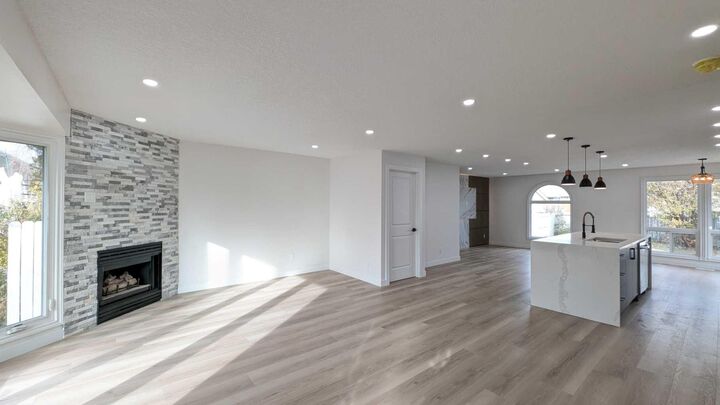 Property Photo: 4 Harvey Place SW AB T2V 3A5