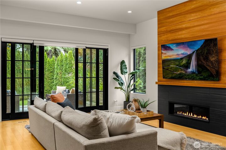 Property Photo:  7002  93rd Avenue SE  WA 98040 