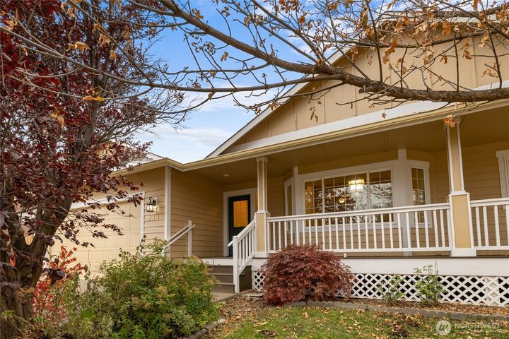 Property Photo:  515 W Bridgewood Lane  WA 98926 