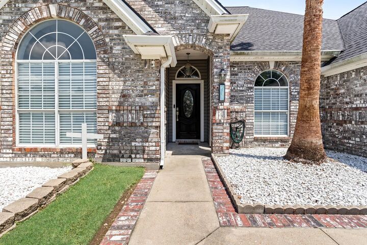 Property Photo:  200 Skylark Ave  TX 77611 