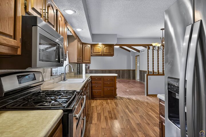 Property Photo: 2942 SE Meadowview Dr KS 66605