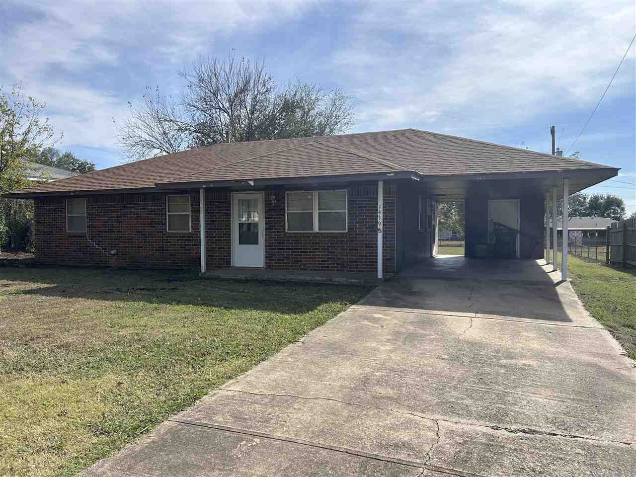 Property Photo:  1439 E Moses Street  OK 74023-3635 