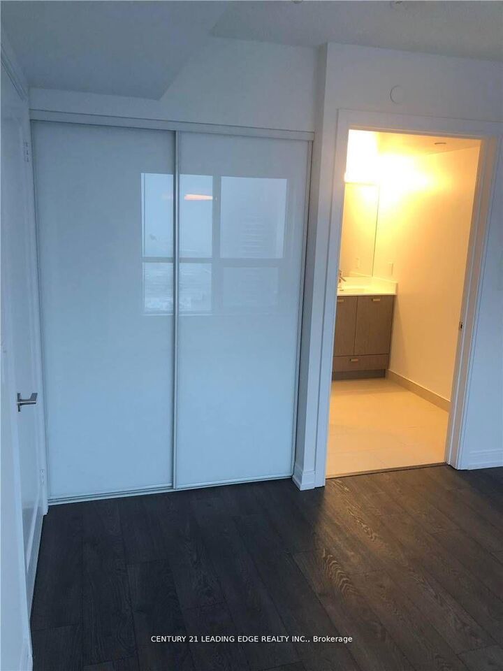 Property Photo:  275 Village Green Square 2225  ON M1S 0L8 