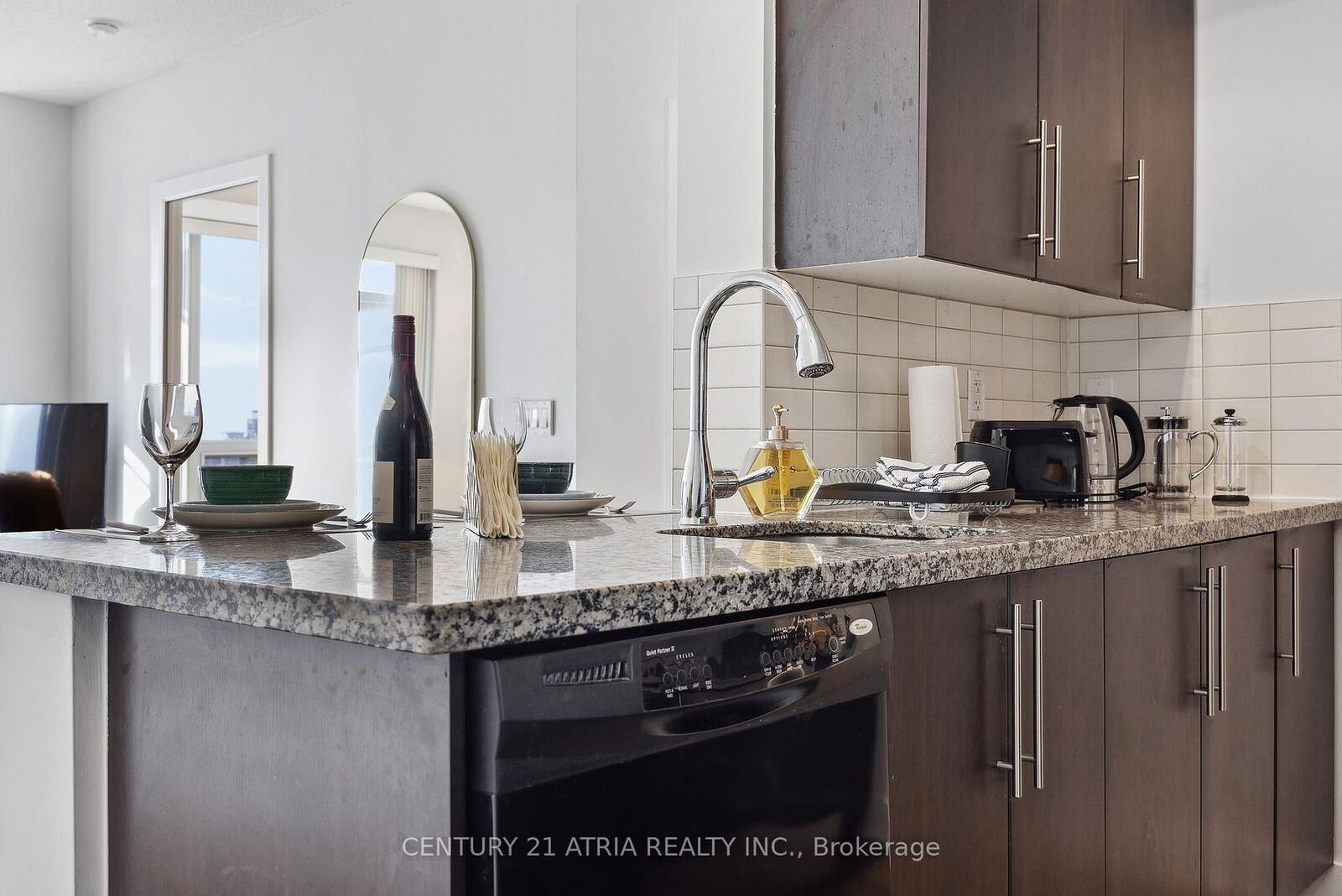 Photo de la propriété: 28 Linden Street 2708 ON M3Y 0A4