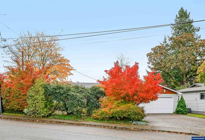 Property Photo:  936 Kingwood Dr NW  OR 97304 