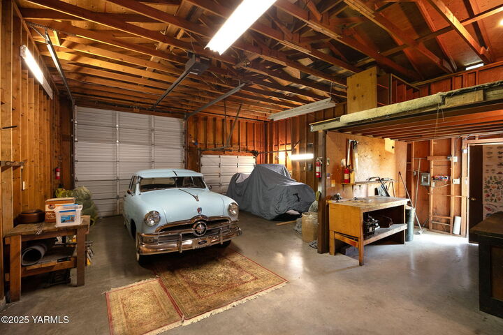 Property Photo: 402 S 44th Ave WA 98908