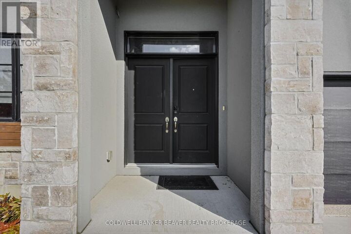 Property Photo:  1221 Eagletrace Court  ON N6G 0K8 